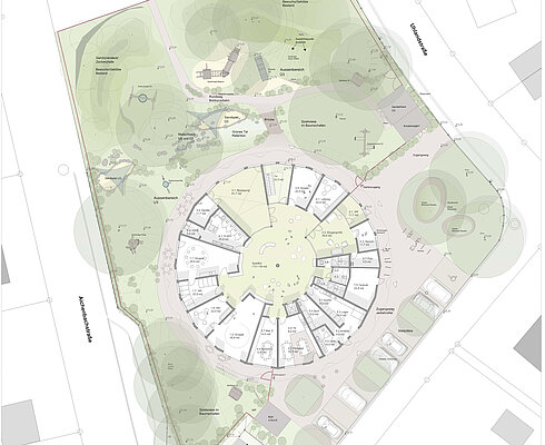 Wettbewerb Grundriss eines kreisförmigen Gebäudes mit umliegenden Spielplätzen, Wegen, Parkplätzen und grünen Bereichen.